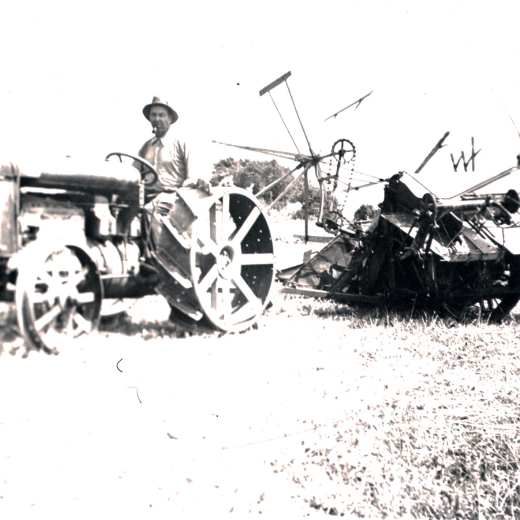 L'avi de Puigtió, en Pere Pons, segant amb el tractor 