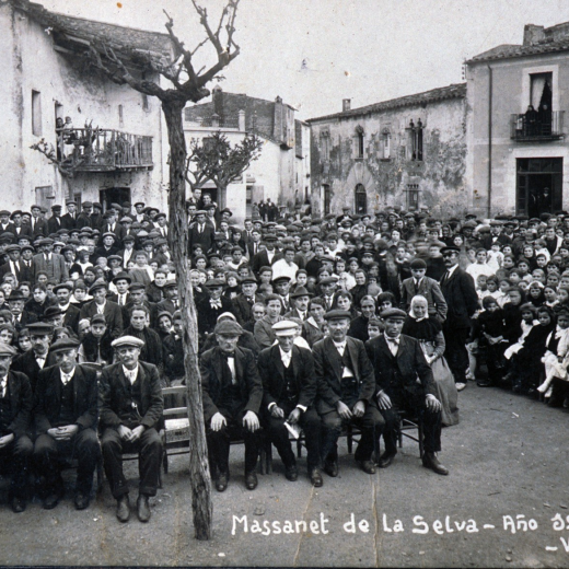 Festa d'homenatge a la vellesa l'any 1920 a la plaça de l'Església. La gran assistència dels veïns dóna fe del recolçament del poble a les seves festes tradicionals.