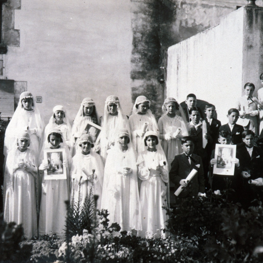 El Sr rector Mn Josep Planells amb el Vicari i els nois i noies de al Comunió Solemne l'any 1935