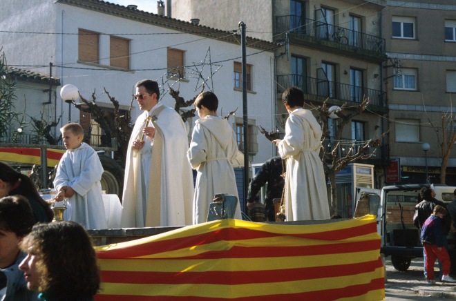 El Sr rector Mn Esteve Sureda en l'acte de benedicció dels animals per la festa de Sant Antoni Abad l'any 1993