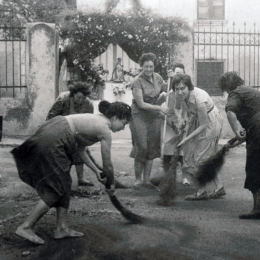 Maria Navarro, Josefa Negre, Joana Bosch, Encarna Ciurana, Joaquima Negre i Paquita Planas, veïnes del carrer anomenat Bitlladors preparant l'altar per la processó de Corpus i escombrant el carrer.