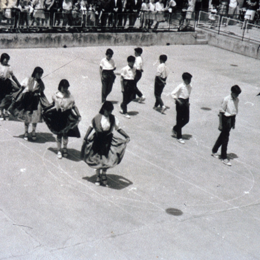 Dances folklòriques que realitzen a la pista Jardí els nois i noies del poble en motiu de la Festa d'Homenatge a la Vellesa.

Les quatre noies, començant per dalt: ? , Elisa Bosch, Carme Bou i Montserrat Bou.