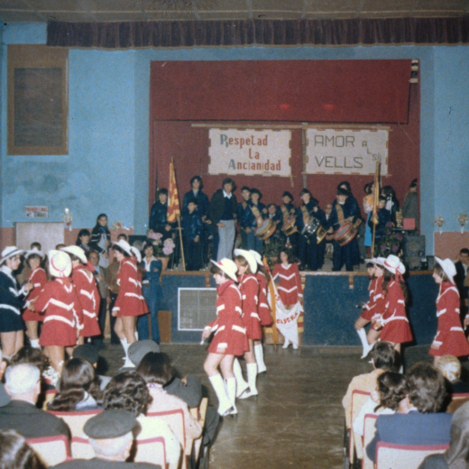Festa d'homenatge a la vellesa que es celebrà al local de la societat recreativa perquè el mal temps impedia fer-ho a fora. Actuació de les majorets Sant Carles de Maçanet.