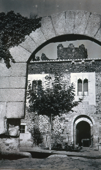 Entrada principal de la Torre Marata
