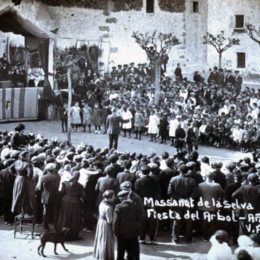 La festa de l'arbre de l'any 1919 que se celebra normalment a la plaça de l'Església. Una actuació dels nois del colegi amb el mestre Sr Pere Cantenys