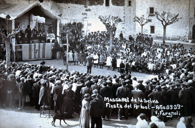 La festa de l'arbre de l'any 1919 que se celebra normalment a la plaça de l'Església. Una actuació dels nois del colegi amb el mestre Sr Pere Cantenys
