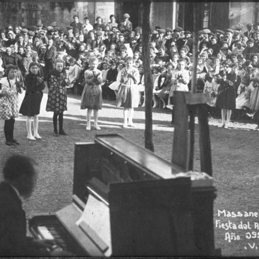 Festa de l'arbre de l'any 1921. Les nenes del colegi de la Sra Angela Baró interpretant una cançó amb acompanyament al piano del Sr Rosend Riba