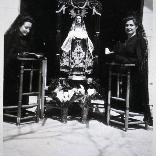 Setmana Santa de l'any 1953. La Concepció Nadal i Cinta Gelmà, dues devotes de la Mare de Déu dels Dolors