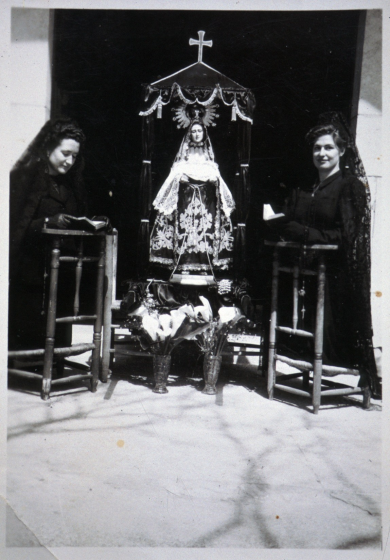 Setmana Santa de l'any 1953. La Concepció Nadal i Cinta Gelmà, dues devotes de la Mare de Déu dels Dolors