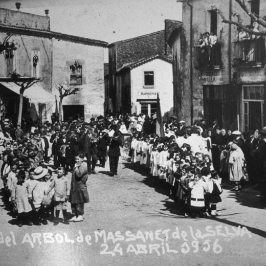 Festa de l'arbre de l'any 1916. Desfilada dels nois i noies de les escoles per la plaça de l'Església amb acompanyament de l'orquesta.