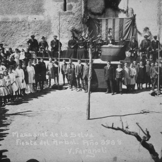 Festa de l'arbre a la plaça l'any 1918. Els nois a l'acte planten un arbre sota l'atenta mirada del mestre Sr. Pere Cantenys