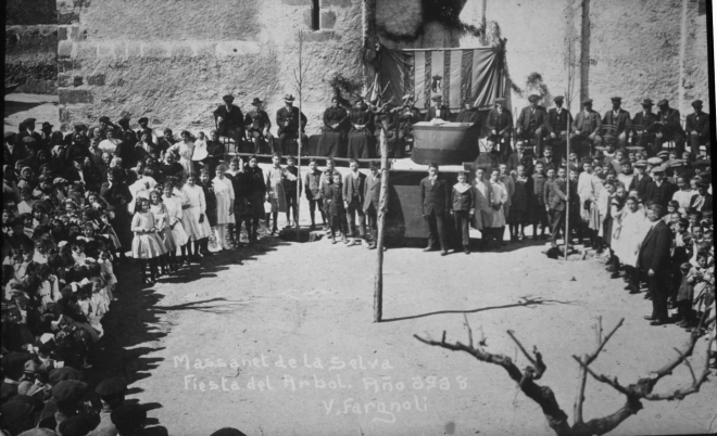 Festa de l'arbre a la plaça l'any 1918. Els nois a l'acte planten un arbre sota l'atenta mirada del mestre Sr. Pere Cantenys