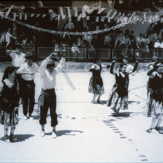 Dances populars a la Pista Jardí per la festa d'homenatge a la vellesa de l'any 1967