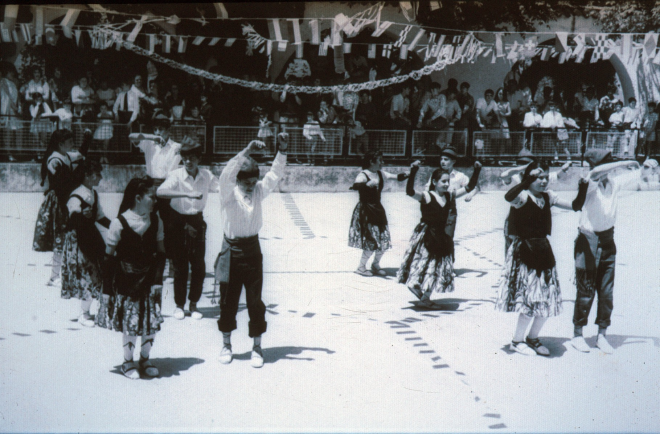 Dances populars a la Pista Jardí per la festa d'homenatge a la vellesa de l'any 1967