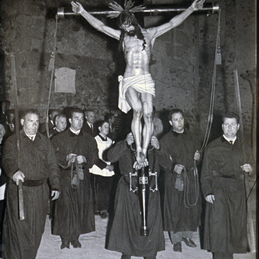 Portadors del Sant Crist en la processó del Divendres Sant l'any 1970. Josep Roura, Narcís Codina, el portador Josep Baltrons, Joan Codina i Josep Pi