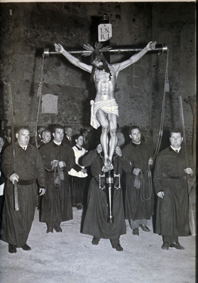 Portadors del Sant Crist en la processó del Divendres Sant l'any 1970. Josep Roura, Narcís Codina, el portador Josep Baltrons, Joan Codina i Josep Pi