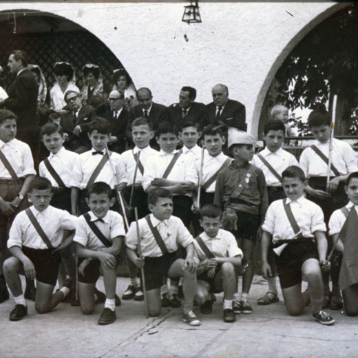 Grup folklòric dirigit per Mn Francesc Berga que representà 