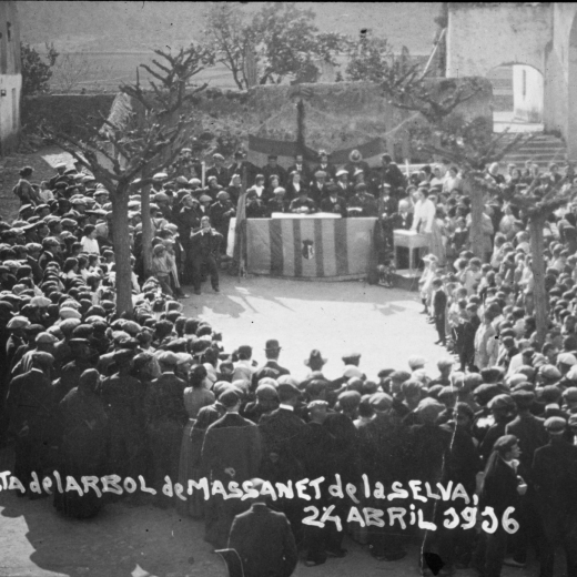 Festa de l'arbre de l'any 1916. Festa celebrada a la plaça de l'Església. Al fons l'antic porxet i la paret que tancava l'hort de la rectoria, actualment és via pública.