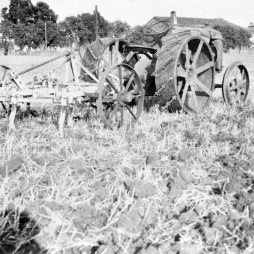 El treball agrícol a la masia Puitió. El tractor marca Fordson que fou adquirit pel masover Pere Pons l'any 1928 i que fou la primera màquina d'aquestes característiques que aparegué per aquí. En aquells temps, el tractor costà 800 duros (4.000 ptes, el que equivaldria a 24 euros).

En aquesta foto apareix, molts anys després, enganxat a una estripadora o gratosa un dels primers estris que s'utilizaren per llaurar la terra superficialment.