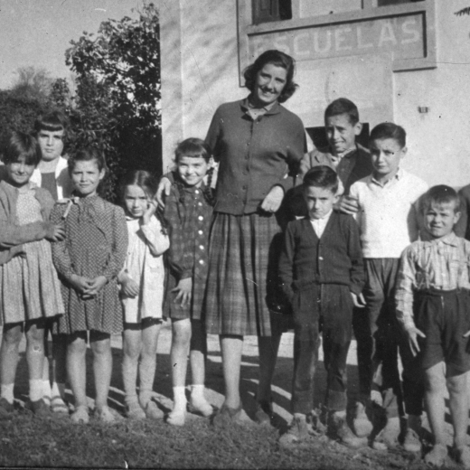 Grup escolar de Martorell l'any 1962. La mestra Mercè Valls 

A la foto Josefa Caceres, Roser Sala, Marina Matamala, Encarna Caceres, Ramona Esgleyas, Dolors Rieradevall, la mestra Mercè Valls, Francesc Serra, Pere Massó, Josep M Vendrell, Lluís Sala i Isidre Plademunt.
