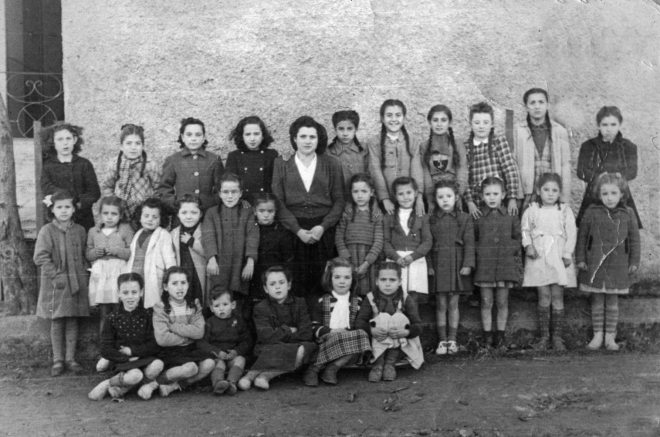 Escola de nenes núm. 2. Curs 1945 - 1946. Mestra Maria Ciurana.

Rosa Gotarra, Maria Panosa, Hermínia Riera, Pilar Rovira, mestra Maria Ciurana, Pilar Pujol, Enriqueta Call, Carme Arroyo, Maria Dolors Aregay, Carme Reyner i Maria Bassó. 

Rosita Riera, Montserrat Ciurana, Anita Alabert, Quimeta Costa, Rosa Mir, Carme Aregay, Pilar Mateu, Pilar Call, Montserrat Fàbregas, Teresina Parera, Quimeta Banús i Montserrat Rovira.

Paquita Morell, M Teresa Pons, Joan Pons, Rosa Maresma, Carme Gelmà i Pilar Poch.