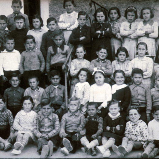 Any 1937. Mestra Concepció Saus.

Joan Llorens i Maria Quintana.

Joan Romaguera, Josep Vidal, Concepció Ferrando, Josep Tomàs, Josep M Surís, Teresina Mir, Lola Soler, Lola Deulofeu, Maria Formiga i Pere Soler.

Joan Figueras, Joan Brossa, Llorenç Quintana, Àngel Vilaseca, Pilar Selva, Joan Costa, Carme Suñer, Carme Turon, Josep Ferrer i la mestra Concepció Saus.

?, Lluís Reyner, ?, Josep Roca, Cristina Bosch, Joaquima Negre, Assumpció Clarió, Joan Falgueras i Lluís Presas.

Gracieta Barceló, Esteve Gregori, Maria Murgadella, Salvi Carreras, Josep Presas, Àngel Suñé, Maria Caballé, Maria Pons i Joaquim Batallé.