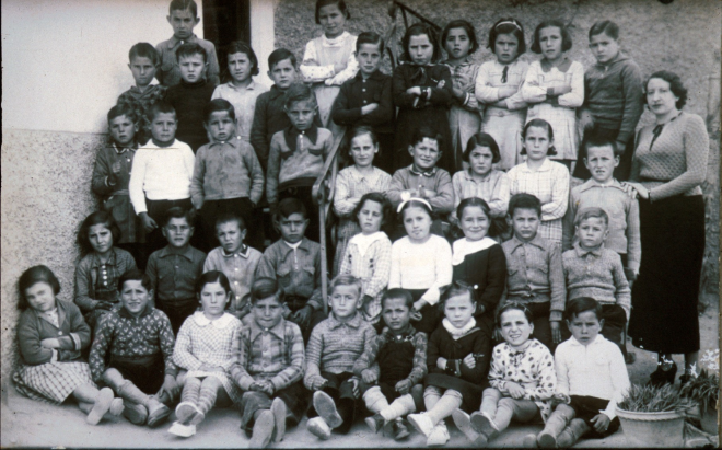 Any 1937. Mestra Concepció Saus.

Joan Llorens i Maria Quintana.

Joan Romaguera, Josep Vidal, Concepció Ferrando, Josep Tomàs, Josep M Surís, Teresina Mir, Lola Soler, Lola Deulofeu, Maria Formiga i Pere Soler.

Joan Figueras, Joan Brossa, Llorenç Quintana, Àngel Vilaseca, Pilar Selva, Joan Costa, Carme Suñer, Carme Turon, Josep Ferrer i la mestra Concepció Saus.

?, Lluís Reyner, ?, Josep Roca, Cristina Bosch, Joaquima Negre, Assumpció Clarió, Joan Falgueras i Lluís Presas.

Gracieta Barceló, Esteve Gregori, Maria Murgadella, Salvi Carreras, Josep Presas, Àngel Suñé, Maria Caballé, Maria Pons i Joaquim Batallé.