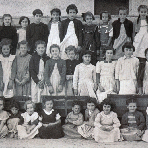 Escola de noies núm. 2. Any 1954. Mestra Anita Coma.

M Teresa Reyner, Assumpció Artigas, Teresa Morell, Maria Soms, Lluïsa Orench, Balbina Vila, Montserrat Planas, Carme Call, Teresa Deulofeu i Julita Munsó. 

Maria Mir, Teresa Artigas, Mercè Mir, Dolors Matas, Joaquima Panosa, Montserrat Vidal, Margarida Bosch, Anna Orench, Teresa Ruiz i Rosa Codina.

Maria Rovira, Maria Gironés, Teresa Fàbregas, Claudina Palomo, Àngela Artigas, Clara Pagès, Carme Pagès, Josefina Bosch, Rosa Gelmà i Pilar Aymerich.