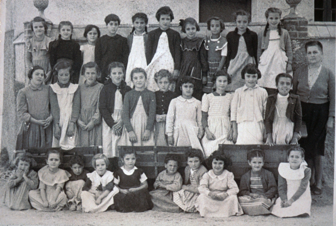 Escola de noies núm. 2. Any 1954. Mestra Anita Coma.

M Teresa Reyner, Assumpció Artigas, Teresa Morell, Maria Soms, Lluïsa Orench, Balbina Vila, Montserrat Planas, Carme Call, Teresa Deulofeu i Julita Munsó. 

Maria Mir, Teresa Artigas, Mercè Mir, Dolors Matas, Joaquima Panosa, Montserrat Vidal, Margarida Bosch, Anna Orench, Teresa Ruiz i Rosa Codina.

Maria Rovira, Maria Gironés, Teresa Fàbregas, Claudina Palomo, Àngela Artigas, Clara Pagès, Carme Pagès, Josefina Bosch, Rosa Gelmà i Pilar Aymerich.