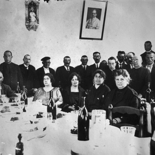 Festa en motiu de la inaguració de les escoles de Martorell

Narcís Tussell, Pere Casalet, rector de Martorell, Jaume Matas, Josep Rodella, Pau Soler, Pere Surós, Joaquim Vendrell, Joan Camps, Josep Rossell, Pere Torrent, Pere Casadellà, Mateu Ruscalleda, Joan Vila, Joan Subiranas, M Lluïsa Duran, vda Domènech, Mariano Oliver, Joan Brossa Homs, alcalde, Coloma Avella Miro, mestra.