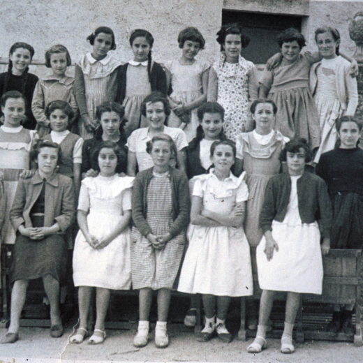 Escola de nenes núm. 1. Mestra Maria Creus. Curs 1953 - 1954.

Pili Parera, Maria Bancells, Angelita Palomo, Lola Cursà, Maria Gironés, Farners Formiga, Marisol Pagès i Isabel Quellos.

Paquita Planas, Quimeta Banús, Montserrat Fàbregas, Montserrat Rovira, Anita Alabert, Salvadora Roca i M Dolors Artigas.

Rosita Riera, Elvira Gruart, M Assumpció Serra, Montserrat Llinàs, Montserrat Sureda, Carme Aregay i la mestra Maria Creus.