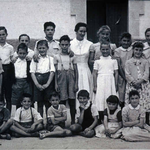 Alumnes de l'escola mixta de Martorell, amb la mestra Rosa Cambero. Any 1958.

Joan Massó, Josep Soler, Joan Soler, Joan Vendrell, mestra Cambero, Roser Ruscalleda, Carme Surós, Lourdes Rieradevall i Teresa Soler.

?, Jordi Massó, Pere Massó, Joan Clopés, Antoni Rossell, M Teresa Ruscalleda, m Climent i Dolors Surós.

Amenpodisto Clopès, Fèlix Sala, Josep Vendrell, Narcís Sala, Dolors Rieradevall i Joaquima Surós.