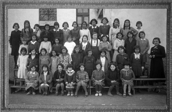 Escola de noies núm. 1. Any 1933. Mestra Anita Figa.

Àngela Aymerich, Felisa Pascual, Paquita Masjuan, Dolors Gelmà, Soledat Roca, ?, Mercè Sureda, Dolors Vieta, Mercè Valentí, Angelina Artigas, Joaquima Orench, Pilar Bosch i Teresa Brossa.

Carme Rosell, Lluïsa Figueras, Maria Tomàs, Margarida Call, Angelita Xarbau, Concepció Tomàs, Maria Tarrés, Maria de la Vela, Àngela Reyner, Pilar Codina, Maria Colomé. 

Maria Roca, Concepció Oliveras, Juanita Bosch, Carme Sarrà, Maria Vall·llosera, Mercè Bancells, Caterina Gelmà, Carme Call, Pilar Valentí i Maria Carreras.

Elvira Colomé, Maria Call, Emília Nadal, Rosa Quellos, Rosita Bagot, Angelina de Can Lloreta, Lola Pi i Rosita Masjoan.