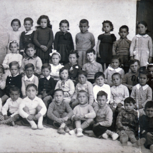 Any 1938. Escola mixta a la capella dels Dolors. Mestre Joan Soler, particular.

Joaquima Ferrer, Joan Astier, Ramona Rovira, Mercè Pi, 