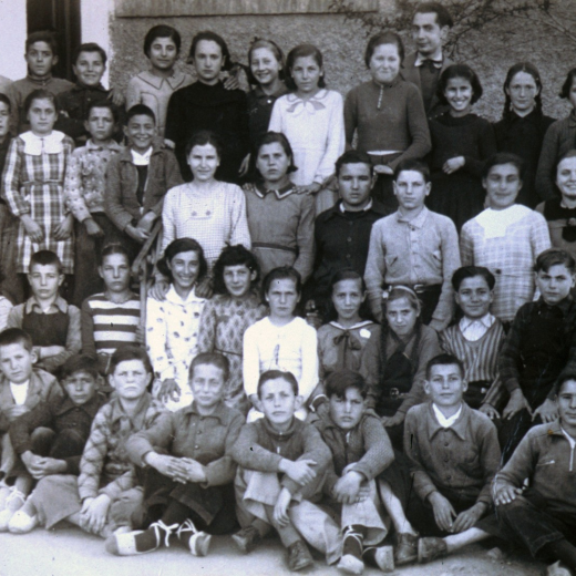 Escola mixta. Any 1937 - 1938. Mestre Salvador Fàbregas.

Trini Franch, Agustí Xarbau, Josep Soms, Elvira comas, Emília Nadal, Carme Rossell, Rosita Reyner, Concepció Tomàs, mestre Salvador Fàbregas, Salvadora Figueras, Carme Nadal i Antònia Bosch.

Ramón Bagué, Joan Campeny, Carme Serra, Lluís Ruscalleda, Lluís Tornil, Concepció Oliveras, Pilar Valentí, Joan Rey, Enric bosch, Maria Soler i Maria Tarrés.

Elvira Colomer, Rosita Bagot, Alfons Soms, Angelita Xarbau, M Rosa Quellos, Rosita Masjuan, Consol Reyner, Montserrat Güell, Joaquima Rigall, Pere Pons, Joan Suñé i Josep Viader.

Saturní Costa, Emili Amatller, un refugiat andalús, Joaquim Roca, Alfons Llinàs, Martí Rossell, Joan Bosch, Benet Vilella, Narcís Aymerich i Lluís Martí.