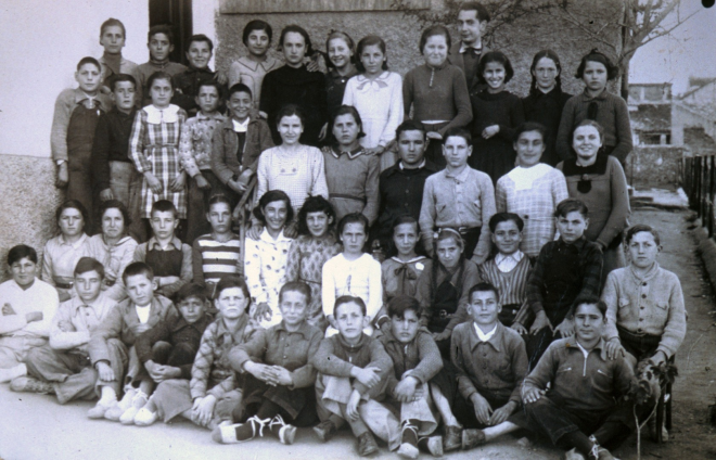 Escola mixta. Any 1937 - 1938. Mestre Salvador Fàbregas.

Trini Franch, Agustí Xarbau, Josep Soms, Elvira comas, Emília Nadal, Carme Rossell, Rosita Reyner, Concepció Tomàs, mestre Salvador Fàbregas, Salvadora Figueras, Carme Nadal i Antònia Bosch.

Ramón Bagué, Joan Campeny, Carme Serra, Lluís Ruscalleda, Lluís Tornil, Concepció Oliveras, Pilar Valentí, Joan Rey, Enric bosch, Maria Soler i Maria Tarrés.

Elvira Colomer, Rosita Bagot, Alfons Soms, Angelita Xarbau, M Rosa Quellos, Rosita Masjuan, Consol Reyner, Montserrat Güell, Joaquima Rigall, Pere Pons, Joan Suñé i Josep Viader.

Saturní Costa, Emili Amatller, un refugiat andalús, Joaquim Roca, Alfons Llinàs, Martí Rossell, Joan Bosch, Benet Vilella, Narcís Aymerich i Lluís Martí.