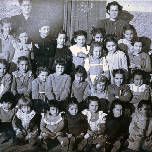 Escola de noies núm 2. Any 1951. Mestres Anita Coma i Rosa Martí.

Teresa Artigas, Mercè Mir, Pilar Parera, Dolors Matas, Anna Orench, Maria Lladó, ?, Montserrat Planas, Maria Bancells, Teresa Ruiz, Farners Moragas, nena amagada i ?.

Rosita Riera, Maria Mir, Marisol Pagès, Carme Pagès, Margarida Bosch, Montserrat Bancells, Julita Munsó, Rosa Codina, i Lluïsa Orench.

Josefina Bosch, Clàudia Palomo, Júlia Gironés, Àngela Artigas, Mercè Artigas, Teresa Morell i Assumpció Artigas.