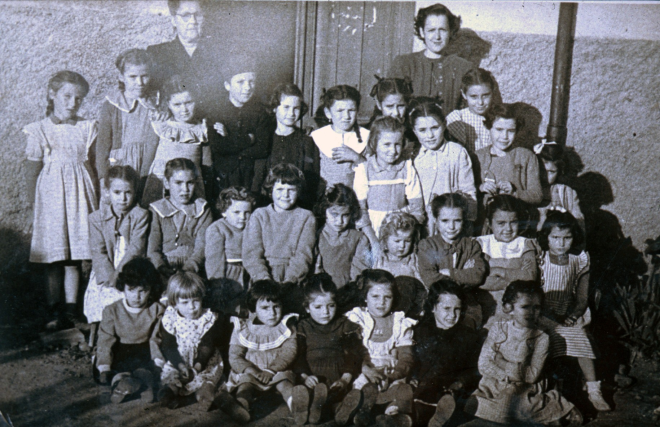 Escola de noies núm 2. Any 1951. Mestres Anita Coma i Rosa Martí.

Teresa Artigas, Mercè Mir, Pilar Parera, Dolors Matas, Anna Orench, Maria Lladó, ?, Montserrat Planas, Maria Bancells, Teresa Ruiz, Farners Moragas, nena amagada i ?.

Rosita Riera, Maria Mir, Marisol Pagès, Carme Pagès, Margarida Bosch, Montserrat Bancells, Julita Munsó, Rosa Codina, i Lluïsa Orench.

Josefina Bosch, Clàudia Palomo, Júlia Gironés, Àngela Artigas, Mercè Artigas, Teresa Morell i Assumpció Artigas.