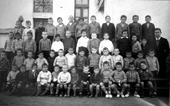 Escola de nens núm. 2. Any 1935. Mestre Albert Salvatella. 

Josep Francesch, Josep Viader, Joan Soms, Josep Artigas, J Vall·llosera, Joan Ferrer, Llorenç Ruscalleda, Mariano Vilajeliu, Miquel Puig, Enric Amargant, Pere Clos i Miquel Valentí.

Manel Reyner, Pere Roca, Pere Güell, Joan Bosch, Lluís Tornil, Narcís Aymerich, Lluís Martí, Emili Artigas, Pere Amatller, Alfred Juanola, Enric Vilà i Martí Tomàs.

Josep Lluís, J. Robert, Joaquim Ribas, Joan Campeny, Joaquim Soms, Emili Call, Àngel Burjachs, Saturní Costa, Martí Rossell, Joan Vilà, J. Francesch, Antoni Tomàs, Lluís Ruscalleda i Miquel Selva.

J. Vilà, Rafel Soms, Joan Martí, Salvador Viader, Albert Sagrera, Josep Ferrer, Isidre Campeny, Pere Caballé, Josep Tomàs, Josep Turón, Joaquim Sagrera, Joan Casquet i Miquel Colomé.