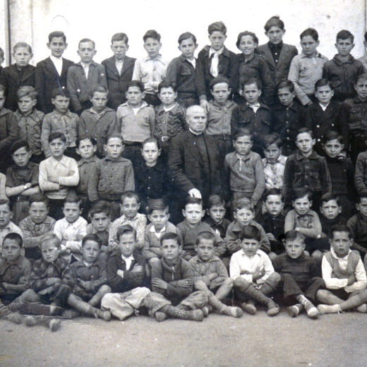 Escoles de nois núm. 1 i 2. Any 1940 amb el rector Mn Josep Planells i els mestres Lluís Serra i Salvador Fàbregas.
Josep Vidal, Rafel Ruhí, Pere Caballé, Miquel Selva, Pere Güitó, Joaquim Ribas, Juli Falgueras, Joan LLorens, Martí Tomàs, Antoni Tomàs, Saturní Costa, Joan Soer, Joan Romaguera, Joan Brucet, i Josep Tomàs.
El mestre Lluís Serra, Isidre Campeny, Josep Surís, Joaquim Casquet, Joan Falgueras, Àngel Vilaseca, Pere Soler, Joan Costa, Pere Francesch, Esteve Roca, Pere Gelmà, Joan Figueras, Narcís Soler, Joan Brossa i el mestre Salvador Fàbregas.
Josep Presas, Lluís Presas, Rossend Rigall, Lluís Reyner, Francesc Clos, Francesc Reyner, Lluís Lluscafressa, el rector mn Josep Planells, Joaquim Prats, Joaquim Bataller, Salvador Vidal, Francesc Costa, Josep Planas, i Santiago Navarro.
Salvador Falgueras, Narcís Codina, Marcel·lí Ribas, Josep M Ciurana, Joan Canals, Josep Reyner, Pere Selva, J. Vilella, Antoni Lladó, Fèlix Prats, Rafel Pascual, Josep Aregay, Josep Espriu, Jordi Costa, Lluís Gruart, S. Argelés, Joan Astier, i Joaquim Prats.
Ernest Maresma, Magí Clarió, Lluís Vidal, Miquel Vieta, Joan Bosch, Salvi Gironés, Àngel Suñé, Benet Selva, Ramón Vila, Pere Brossa, Joan Codina, Miquel Surís i Agustí Canals.