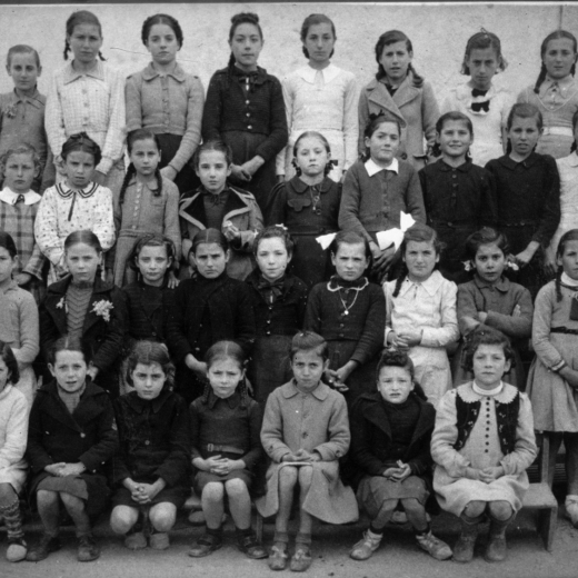 Any 1939. Mestres Concepció Saus i Francesca Domènech.

Pilar Selva, Maria Quintana, Carme Negre, Rosita Ruhí, Consol Pons, Concepció Ferrando, Àngela Taberner, Paquita Pons, i Lola Soler.

Mestre Concepció Saus, Rosa Ciurana, Maria Amatller, M Teresa Oliveras, Ramona Rovira, Joaquima Negre, Carme Suñer, Carme Vila, Elena Subirana, Cinta Reyner, ? i mestra Francesca Domènch.

Montserrat Guerra, Maria Llorens, Maria Caballé, Montserrat Sarrà, Carme Casquet, Victòria Ruhí, Maria Pons, ?, Josefina Zumalla, Nati Vieta, i Julita Panosa. 

Maria Costa, Mercè Pi, Maria Soler, Assumpció Clarió, Lola Surís, M Rosa Ruscalleda i Montserrat Masjuan.