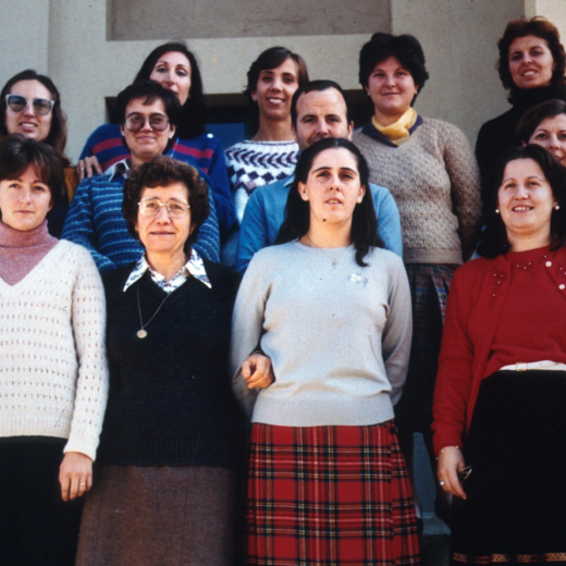 Grup de mestres de l'escola Sant Jordi. Curs 1982 - 1983. Directora Coloma Surós.

Rosa M Ochoa, Paquita Bonany, M Àngels Serrabitjà, i Montserrat Amador. Maria Magrià, Carme Pantinat, Dolors Torrent, Manolo Gómez, i M Àngels Escribano. Núria Castells, Coloma Surós, Rosa M Jofre i Isabel Sanchez.
