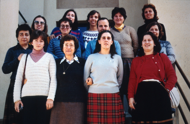 Grup de mestres de l'escola Sant Jordi. Curs 1982 - 1983. Directora Coloma Surós.

Rosa M Ochoa, Paquita Bonany, M Àngels Serrabitjà, i Montserrat Amador. Maria Magrià, Carme Pantinat, Dolors Torrent, Manolo Gómez, i M Àngels Escribano. Núria Castells, Coloma Surós, Rosa M Jofre i Isabel Sanchez.