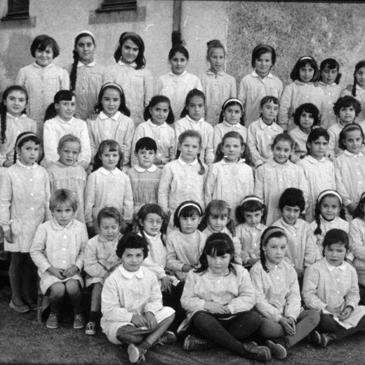 Escola de nenes núm. 2. Curs 1964. Mestra Anna Gimbernat Pujol. Susanna Clarió, Carme Roca, Margarida Baltrons, Paquita Bagué, Divina Pons, Montserrat Deulofeu, Neus Viñolas, Teresa Roura, i Dolors Roura.

Dolors Vidal, Victòria Oliveras, M Àngels Amatller, Mercè Benet, Assumpció Brossa, Pilar Roca, Pilar Martí, Remei Luque, Dolors Fons i Rosa Mir.

Núria Pujolràs, Teresa Martí, Rosa M Badia, M Àngels Guerra, Carme Xarbau, Marisa Costa, Pilar Martí, Montserrat Vall·llosera, M Àngels Figueras i Maribel Vidal.

Núria Amargant, Joana Surís, Carme Torras, Anna Quellos, Olga Caballé, Anna Parés, Carme Ruscalleda, Montserrat Baltrons i ?. 

Margarida Rovira, Dolors Tomàs, Rosa Llorens i Teresa Ribas.