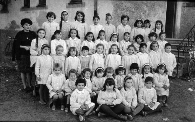 Escola de nenes núm. 2. Curs 1964. Mestra Anna Gimbernat Pujol. Susanna Clarió, Carme Roca, Margarida Baltrons, Paquita Bagué, Divina Pons, Montserrat Deulofeu, Neus Viñolas, Teresa Roura, i Dolors Roura.

Dolors Vidal, Victòria Oliveras, M Àngels Amatller, Mercè Benet, Assumpció Brossa, Pilar Roca, Pilar Martí, Remei Luque, Dolors Fons i Rosa Mir.

Núria Pujolràs, Teresa Martí, Rosa M Badia, M Àngels Guerra, Carme Xarbau, Marisa Costa, Pilar Martí, Montserrat Vall·llosera, M Àngels Figueras i Maribel Vidal.

Núria Amargant, Joana Surís, Carme Torras, Anna Quellos, Olga Caballé, Anna Parés, Carme Ruscalleda, Montserrat Baltrons i ?. 

Margarida Rovira, Dolors Tomàs, Rosa Llorens i Teresa Ribas.