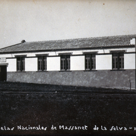 Les noves escoles de Maçanet recentment inagurades. El fet de comptar amb un edifici escolar modern amb una aula per nois i una per noies es podia considerar un gran avenç en aquells temps, en l'aspecte educatiu de la mainada del poble.