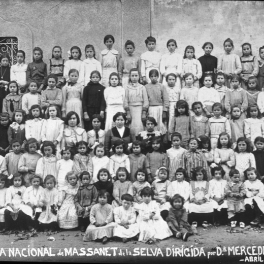 Els col·legis de Maçanet l'any 1914. La mestra Mercè Maymí amb les seves 94 alumnes. Una d'aquestes antigues col·legiales, la roseta de Can Borra, n'ha pogut reconèixer una bona part, anomenant-les pel nom de la seva casa, com són: Lluísa de Ca l'Espardenyer, Gracieta de Can Gregori, Emília de Can Maydó, Maria de Can Nitu, Teresa de Raurell, Emília de Can Xicu Tomàs, Marina de Ca l'Hidalgo, ?, Concepció de Can Pau Retat, C. Maria Negre, Rita de Can Fita, Elvira de Can Sardà, ?, ?, Pilar de Raurell, ? i Rosita Pascual. ?, Ramona de Can Palmada, Remei de Can Cinto, Cristina de Ca l'Espardenyer, Lluïsa de Cal Sabater, Lluïsa de Can Soms de l'Estany, Caterina de Can Sort, Maria de Can Palmada, de Can Mulo, ?, Elemira Felip, Pilar de Cal Carreter, ?, ?,?, Conxita de Can Nitu mestre, ? i ?. ? Maria de Can Saya, ?, Josefina de Can Matas, Marina de Can Ribas, Maria de Can Poch, Elisa de Can Tomàs, Maria de Raurell, la mestra mercè Maymí, Joanita de Can Fava, Carme de Can Pau Retat, ?, ?, ?, ?, Matilde de Can Gregori, ? i ?. ?, ?, Maria de Can Fava, ?, ?, Soledat de Can Moreno, Margarida Pons, Leonor de Can Bagué, Maria de Can Lluís Roc, Mercè de Can Romaguera, Montserrat de Can Pau Retat, ?, Carme de Cal Ros, ? , Soledat de Cal Carreté, Montserrat de Can Posacru, ?, ?, i ?. Maria de Can Menescal, Anita de Can Pons, Aurora de Can Martorell, Llola de Can Pau Fuster, Lolita Morral, ?, Casimira de Can Posacru, Leocàdia de Cal Sabater, Elvira de Can Feliu, Antonieta de Can Xicu Ros, siseta de Ca l'Hidalgo, ?, Antonieta de Ca l'Orench, Enriqueta de Can Nando, ?, Josefina de Ca l'Orench, ?, ? i Roseta de Can Borra. Maria Amargant de Can Silo, ?, Mercè de Can Palmada i Came Esqueu.