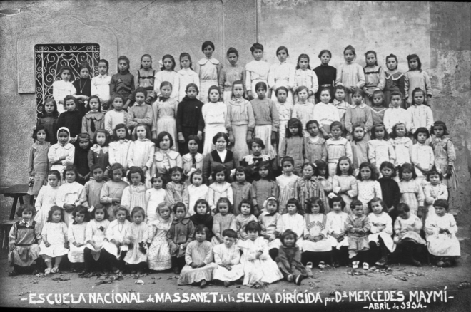 Els col·legis de Maçanet l'any 1914. La mestra Mercè Maymí amb les seves 94 alumnes. Una d'aquestes antigues col·legiales, la roseta de Can Borra, n'ha pogut reconèixer una bona part, anomenant-les pel nom de la seva casa, com són: Lluísa de Ca l'Espardenyer, Gracieta de Can Gregori, Emília de Can Maydó, Maria de Can Nitu, Teresa de Raurell, Emília de Can Xicu Tomàs, Marina de Ca l'Hidalgo, ?, Concepció de Can Pau Retat, C. Maria Negre, Rita de Can Fita, Elvira de Can Sardà, ?, ?, Pilar de Raurell, ? i Rosita Pascual. ?, Ramona de Can Palmada, Remei de Can Cinto, Cristina de Ca l'Espardenyer, Lluïsa de Cal Sabater, Lluïsa de Can Soms de l'Estany, Caterina de Can Sort, Maria de Can Palmada, de Can Mulo, ?, Elemira Felip, Pilar de Cal Carreter, ?, ?,?, Conxita de Can Nitu mestre, ? i ?. ? Maria de Can Saya, ?, Josefina de Can Matas, Marina de Can Ribas, Maria de Can Poch, Elisa de Can Tomàs, Maria de Raurell, la mestra mercè Maymí, Joanita de Can Fava, Carme de Can Pau Retat, ?, ?, ?, ?, Matilde de Can Gregori, ? i ?. ?, ?, Maria de Can Fava, ?, ?, Soledat de Can Moreno, Margarida Pons, Leonor de Can Bagué, Maria de Can Lluís Roc, Mercè de Can Romaguera, Montserrat de Can Pau Retat, ?, Carme de Cal Ros, ? , Soledat de Cal Carreté, Montserrat de Can Posacru, ?, ?, i ?. Maria de Can Menescal, Anita de Can Pons, Aurora de Can Martorell, Llola de Can Pau Fuster, Lolita Morral, ?, Casimira de Can Posacru, Leocàdia de Cal Sabater, Elvira de Can Feliu, Antonieta de Can Xicu Ros, siseta de Ca l'Hidalgo, ?, Antonieta de Ca l'Orench, Enriqueta de Can Nando, ?, Josefina de Ca l'Orench, ?, ? i Roseta de Can Borra. Maria Amargant de Can Silo, ?, Mercè de Can Palmada i Came Esqueu.