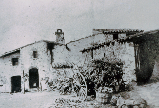 Foto de Can Mas roig de Martorell de la Selva. Aquesta antiga masia de Martorell estigué molts anys abandonada fins que fou enderrocada i al seu lloc s'hi va edificar un edifici de nova planta.