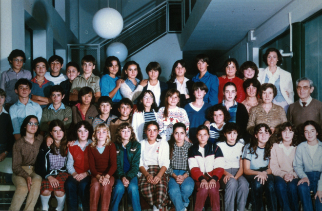 Grup de mestres i alumnes del col·legi Sant Jordi. Curs 1981 - 1982.

Àngel Tomàs, Francesc Solís, Josep Carmona, Jesús Pino, Lluís Planas, Judit Viader, Iolanda González, Consol Rodríguez, Glòria García, Nati Calm, Susanna Lozano, Mari Cruz Catalán, i professora Rosa M Ochoa.

Tersa Escudero, Ferran Vila, Pere Raset, Antoni Núñez, Albert Banús, Miquel Osuna, Montserrat Sureda, Roser Guinart, Ester Pascual, Elena Gómez, Lídia Ruscalleda, professora Coloma Surós i Lluís Serra.

Susanna Rosillo, Josefina Barrera, Teresa Subiranas, Nati Ciurana, Montserrat Castaño, Marta Rubio, Rosa Cursà, Manoli Peña, Montserrat Muñoz, Pili Jurado, Eugènia Fernández, Isabel Palomo i Olga Gallego.